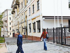 В Смоленске от рук вандала пострадало отделение посольства Белоруссии