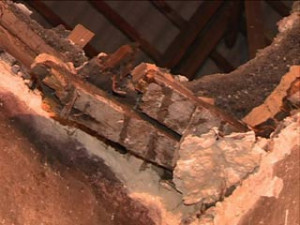 Разрушающийся дом в Смоленске управляющая компания не признает аварийным