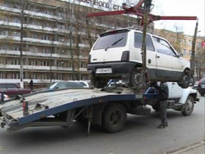 В Смоленске с незаконных парковок автомобили эвакуируют на штрафстоянки