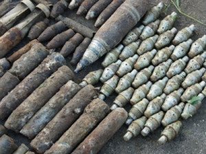 Эмчеэсовский спецназ извлек из Днепра более 250 мин и снарядов