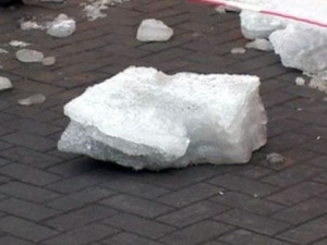 В Смоленске на голову мужчине упала глыба снега