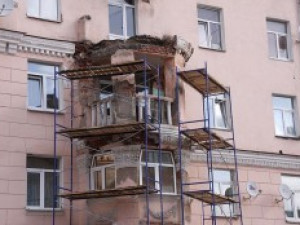 В центре Смоленска ломают балконы