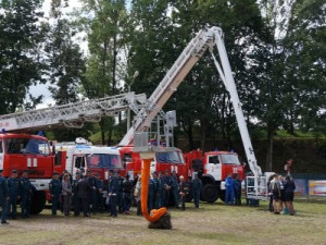 Пожарные устроили шоу в Лопатинском саду