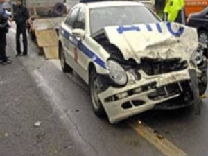 Лишенный прав водитель ВАЗа врезался в патрульный автомобиль