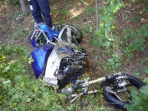 Омоновец на мотоцикле, врезавшись в дерево, разбился насмерть
