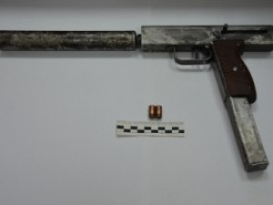 Трое жителей Сафоново устроили стрельбу из самодельного боевого пистолета
