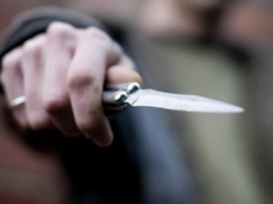 Дебошир, побежавший с ножом за собутыльником, по дороге переключился на женщин