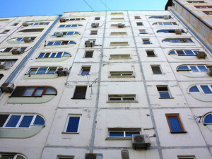 Рославльчанин случайно выпал из окна девятого этажа