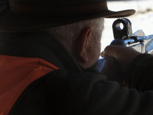 Пенсионер решил пристрелить смолянку из винтовки